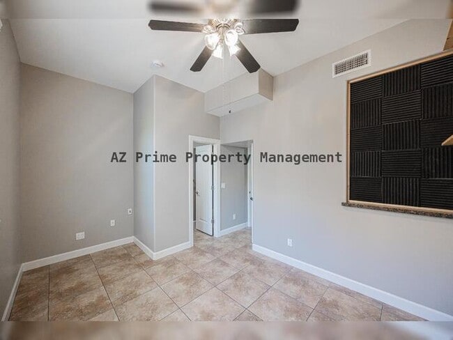 Building Photo - 563 W 6th St