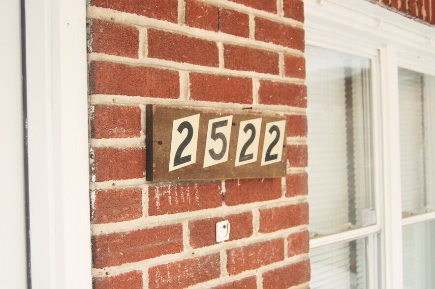 Building Photo - 2522 Barclay St
