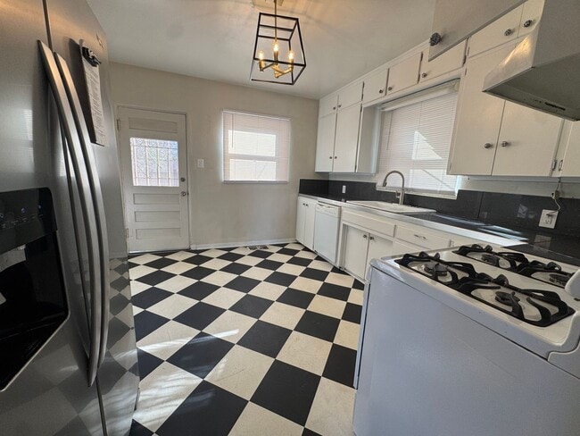 Building Photo - Well Maintained University Home!