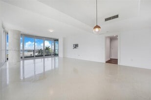 Building Photo - 2627 S Bayshore Dr