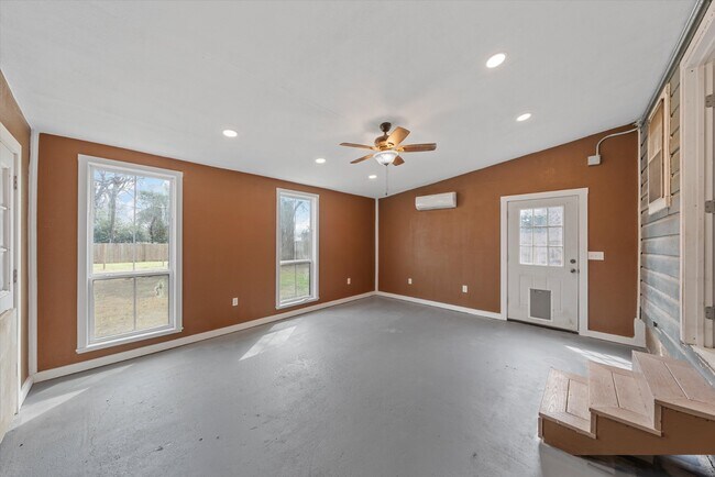 Building Photo - 3100 Colonial Ave