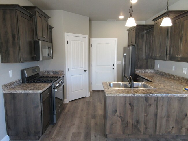 Building Photo - Move-In Bonus - Newer Town home living in ...