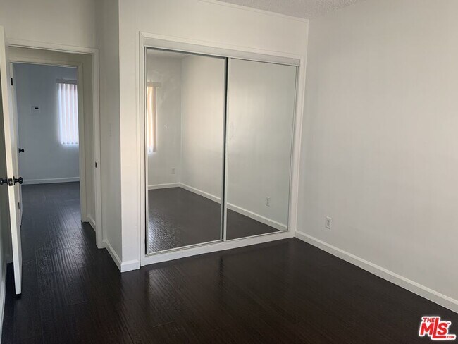Building Photo - 1330 S Wilton Pl