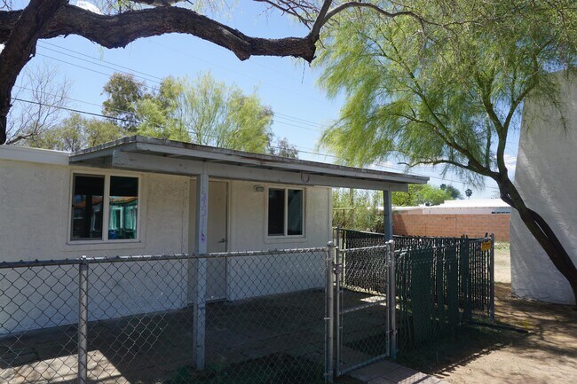 Primary Photo - 4516 E Lester St