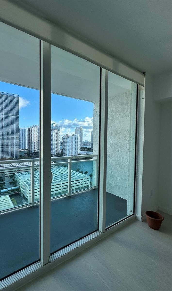 Building Photo - 950 Brickell Bay Dr