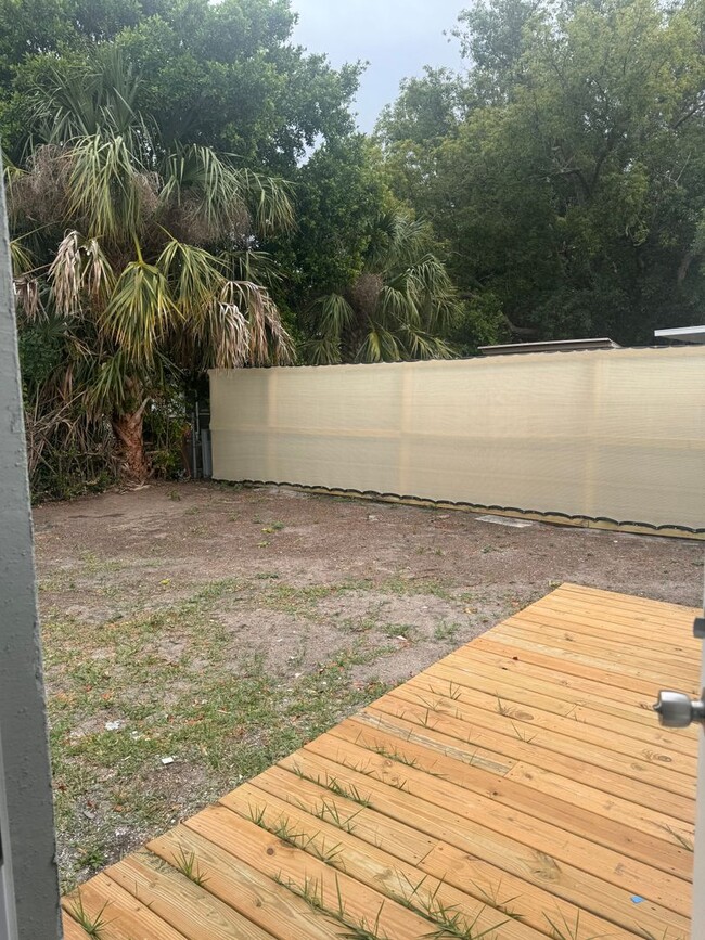 Building Photo - Renovated 2/2 available now !