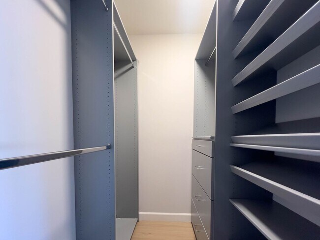 Building Photo - 15424 Camarillo St