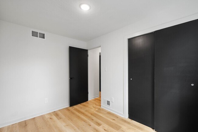 Building Photo - MOVE IN TODAY! 2-BEDROOM IN THE HEART OF C...