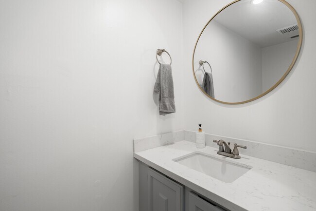 Building Photo - 10331 Longmont Dr