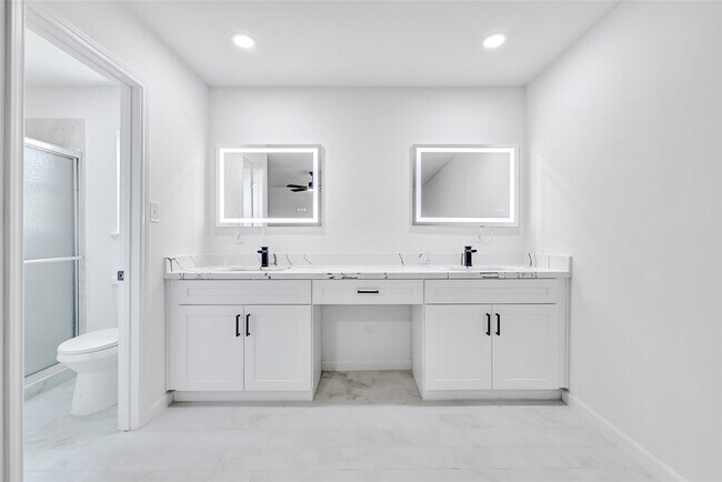 Building Photo - 7114 Fox Run Dr