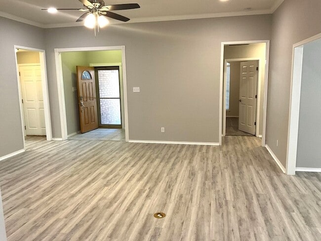 Building Photo - 708 Ridgehill Dr