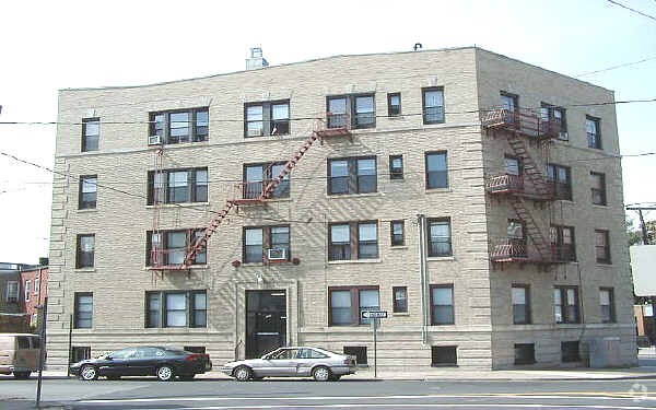 Building Photo - 117-119 Sanford Pl
