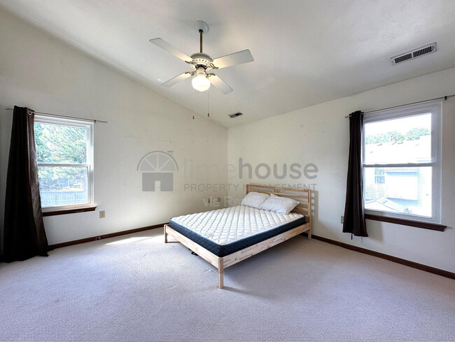 Building Photo - 400 Greenview Dr