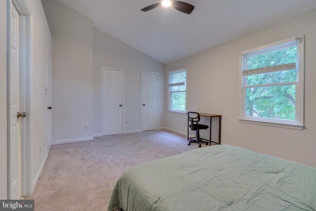Building Photo - 3700 Roxbury Ln