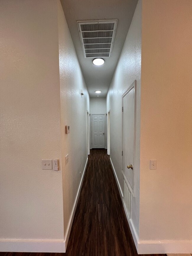 Building Photo - 985 N Daisy Ln