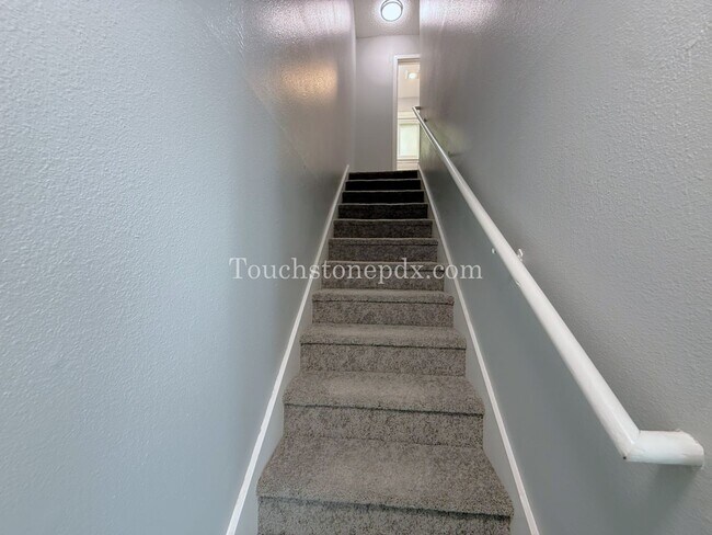 Building Photo - Updated 3 BR Apartment with Patio in Portland