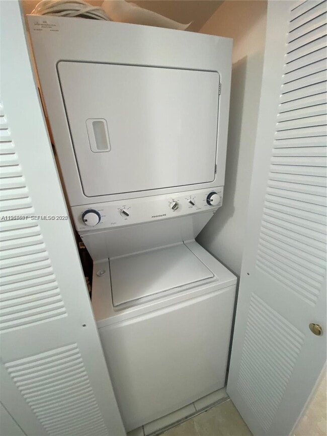 Building Photo - 9300 Fontainebleau Blvd