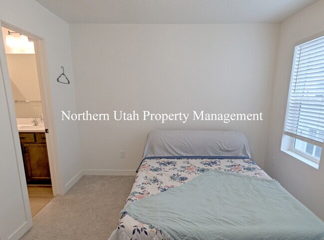 Building Photo - New 3 Bed 3 Bath Townhome