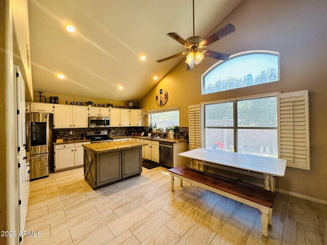 Building Photo - 727 W Mendoza Cir