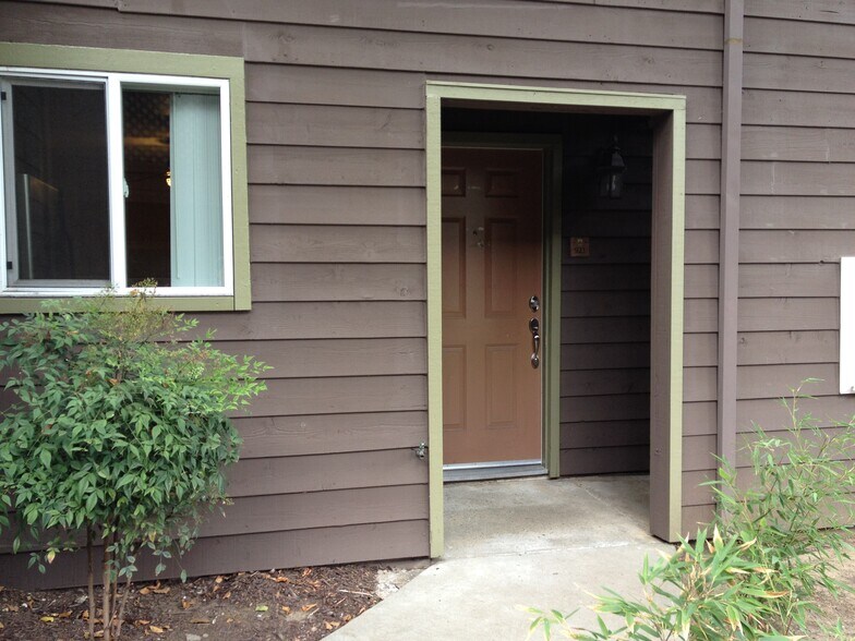 Building Photo - 923 Catkin Ct