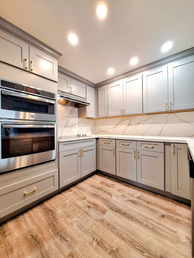 Building Photo - Spacious Two-Story 3bd Townhouse With Priv...