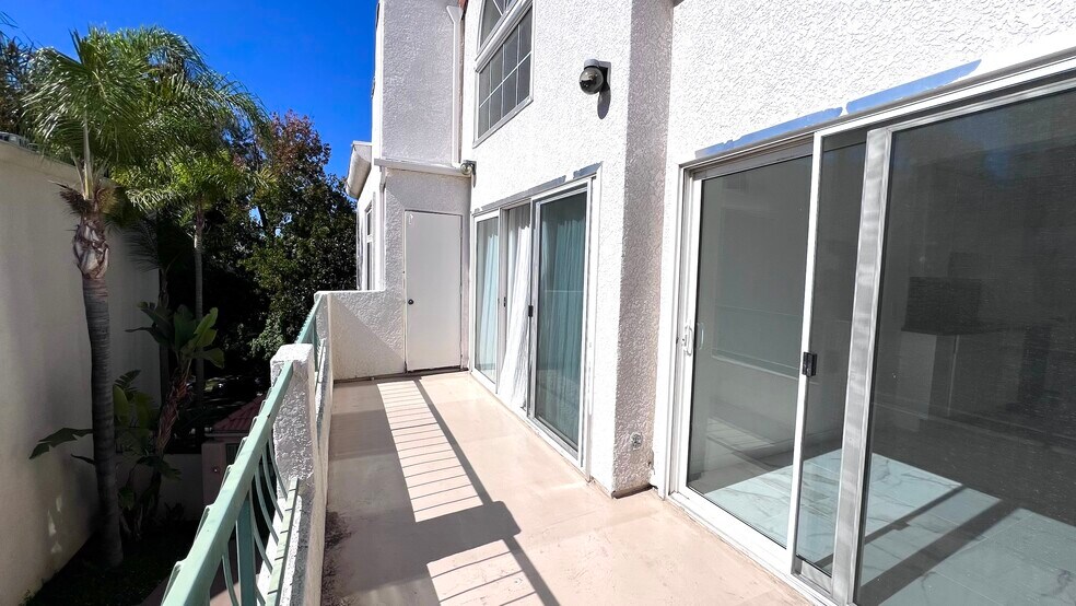 Building Photo - 5420 Sylmar Ave