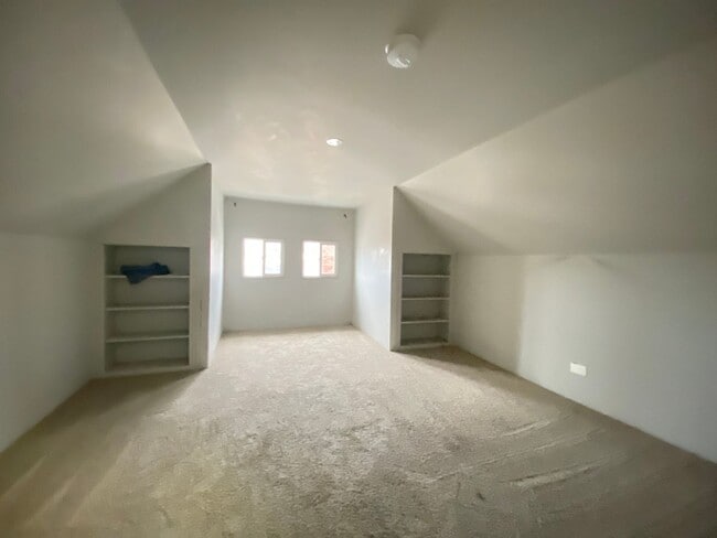 Building Photo - 4 Bedroom Home In Whiting, IN