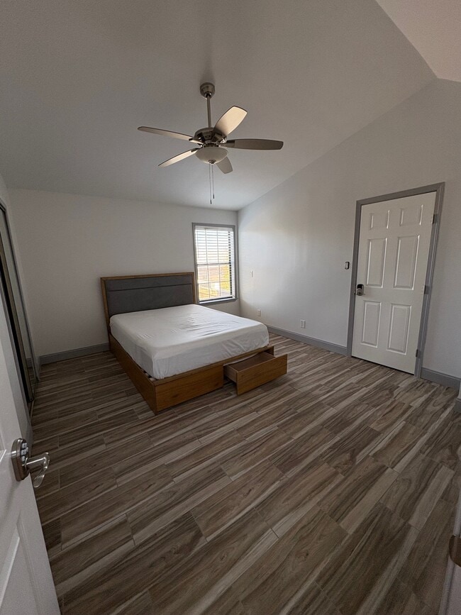 Building Photo - 105 Braun St