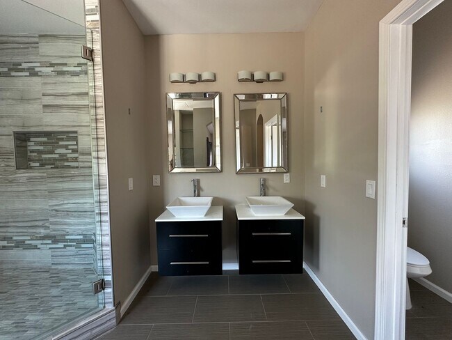 Building Photo - Beautiful, Updated 3 bedroom 2 bathroom ho...