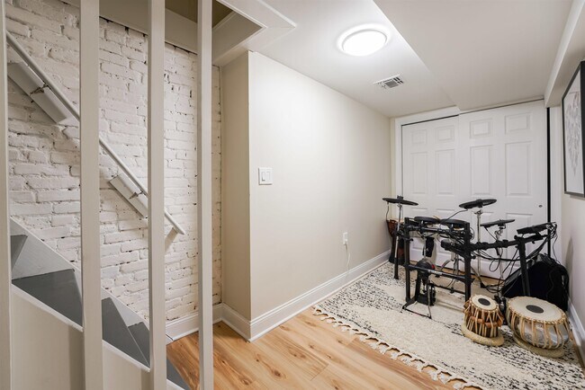 Building Photo - 314 27th St