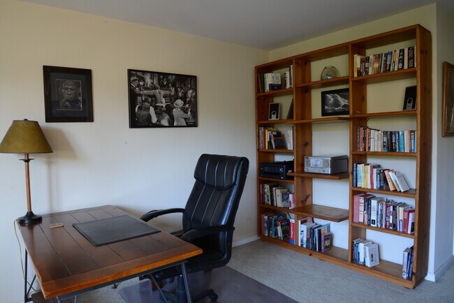 Building Photo - 7320 Hawthorn Ave