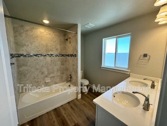 Building Photo - 5403 Vona Dr