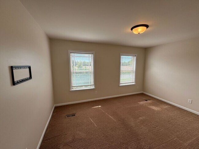 Building Photo - Fenced yard, great location