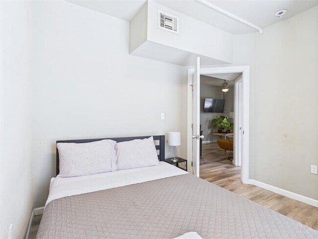 Building Photo - 911 W 22nd St