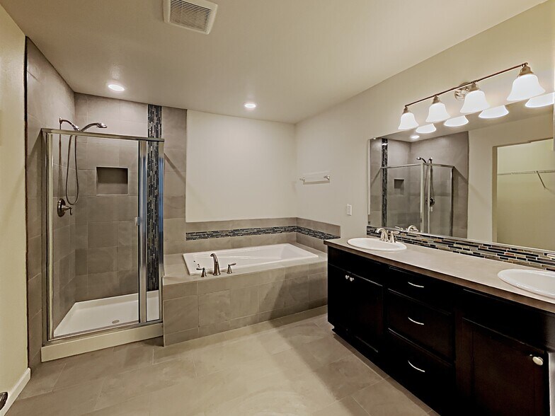 Building Photo - 9011 NE 165th Ave