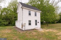 Building Photo - 704 5th St