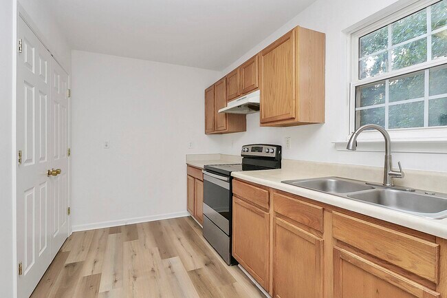 Building Photo - 1215 McAllister Dr