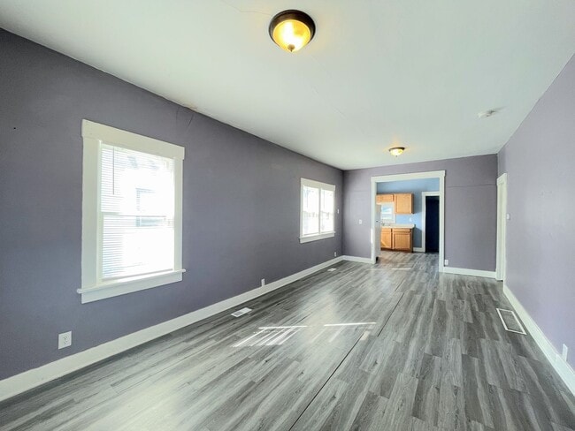 Building Photo - 2 bedroom home with garage