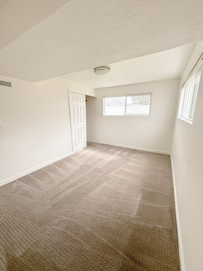 Building Photo - 1108 500 N
