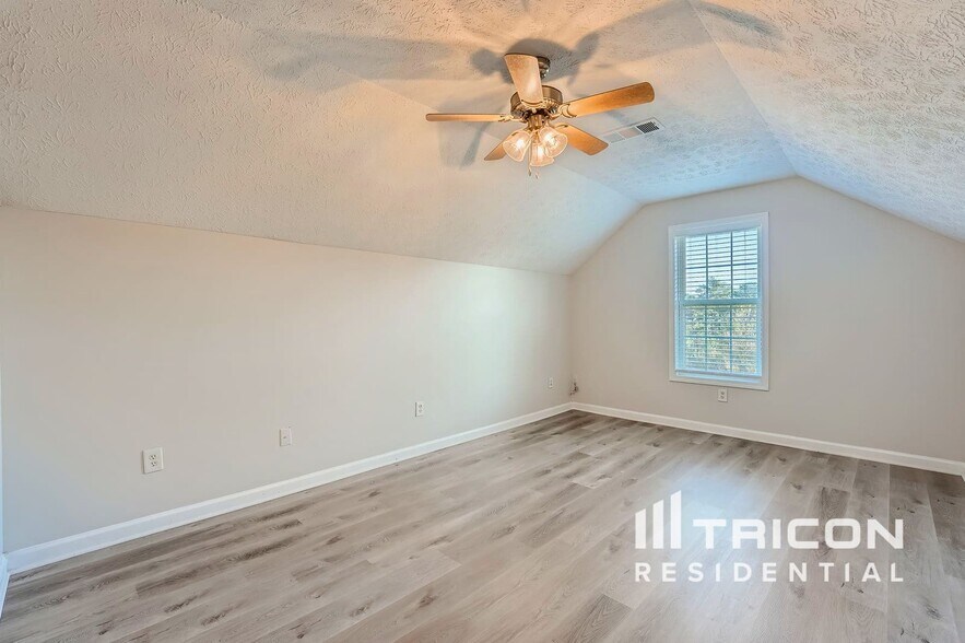 Building Photo - 1504 Riverglen Dr