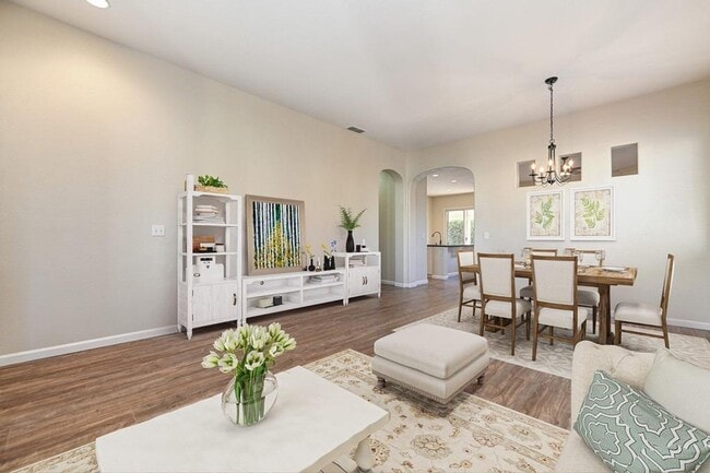 Building Photo - Gorgeous Roseville 4 Bedroom