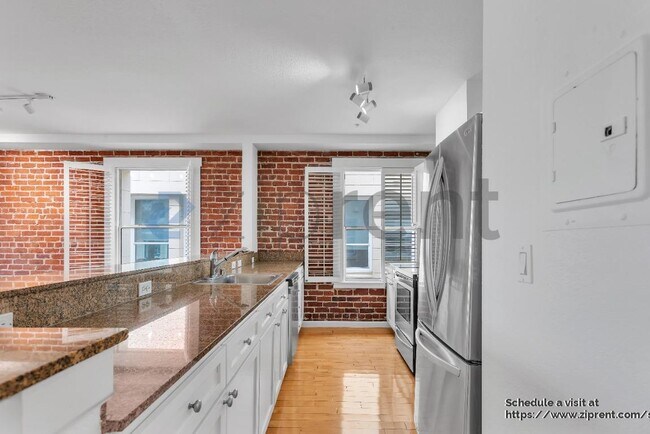 Building Photo - 323 29th St