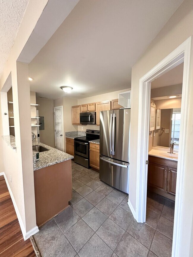 Building Photo - Updated Condo Near Shore Drive