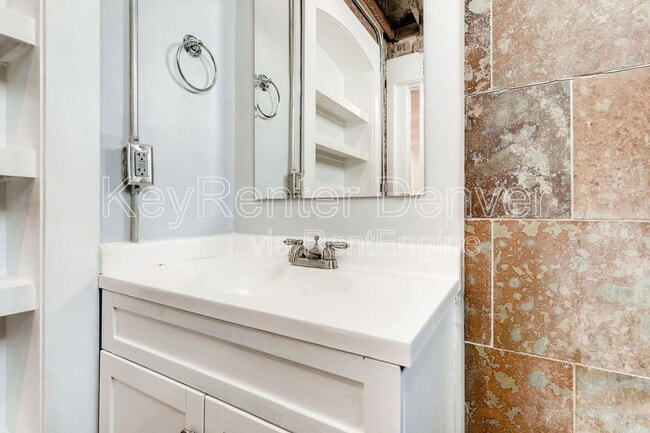 Building Photo - 3341 Lawrence St