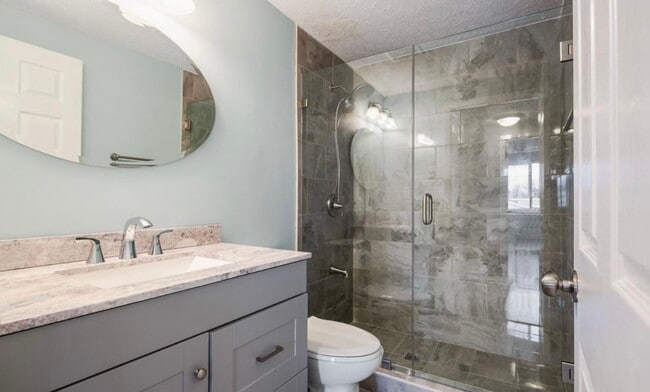 Building Photo - Newly Renovated Hillview Bi-Level! ASK US ABOUT OUR LONG-TERM LEASE SPECIAL TODAY!