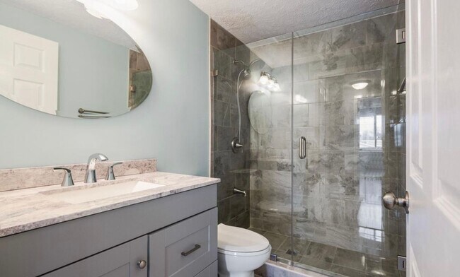 Building Photo - Newly Renovated Hillview Bi-Level!