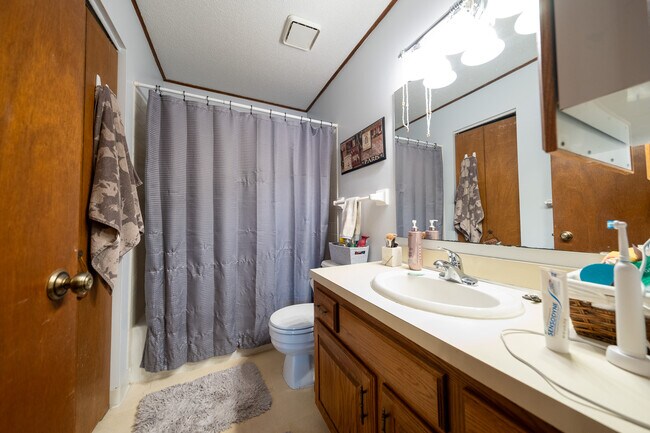 Building Photo - 4222 Goldenrod Ln N