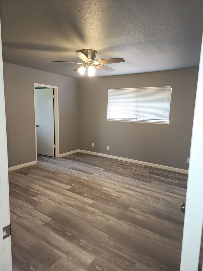 Building Photo - 8616-8618 La Riviera Dr