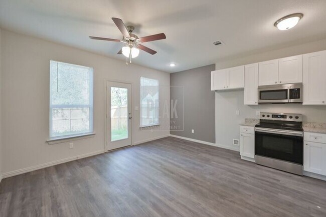 Building Photo - $1500! Stylish 2BR Townhome with 15 Minutes from Downtown Fort Worth Stockyards! Free application...