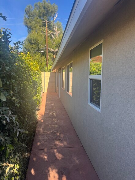 Private Entrance - 2525 Sirius St